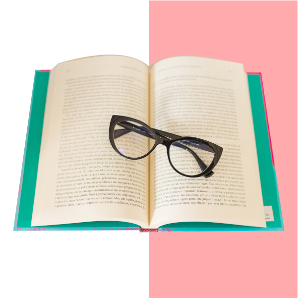 livro com óculos em cima